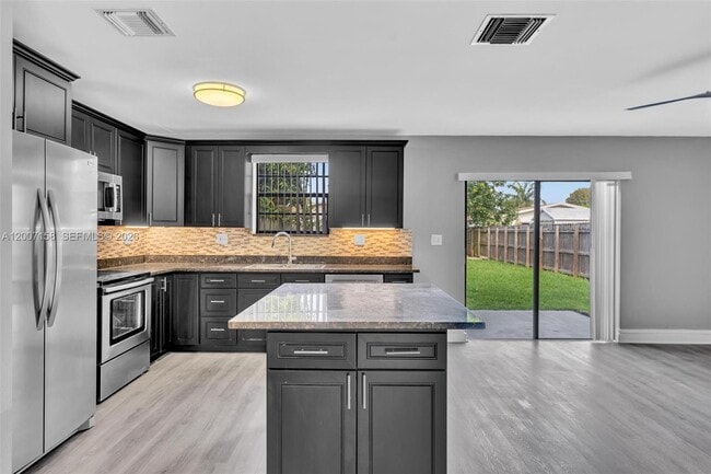 Building Photo - 14212 NE 4th Ave