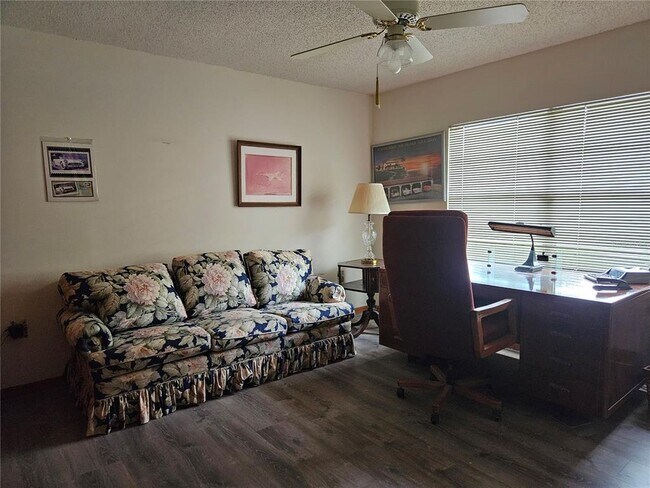 Building Photo - 2014 E View Dr