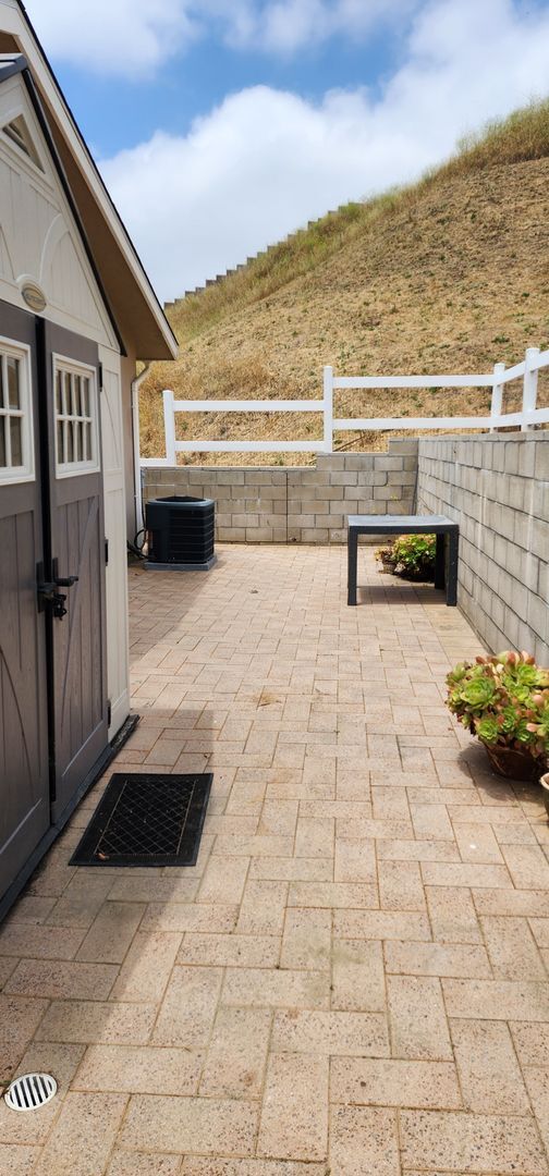 Building Photo - 882