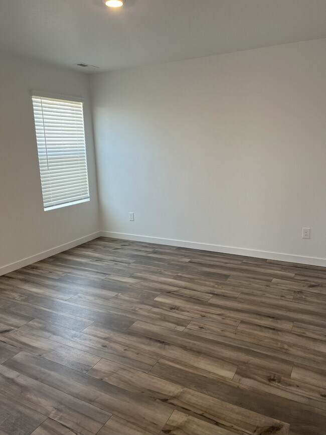 Building Photo - 302 Persian Ave