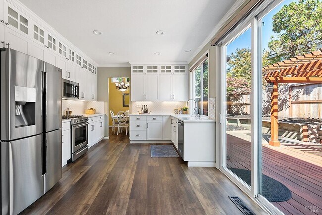 Building Photo - Two Level Home in Windsor with 4 Bedroom and 3 full Bath