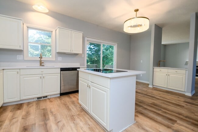 Building Photo - 5 bedroom / 2.5 bathroom Home for Rent in ...