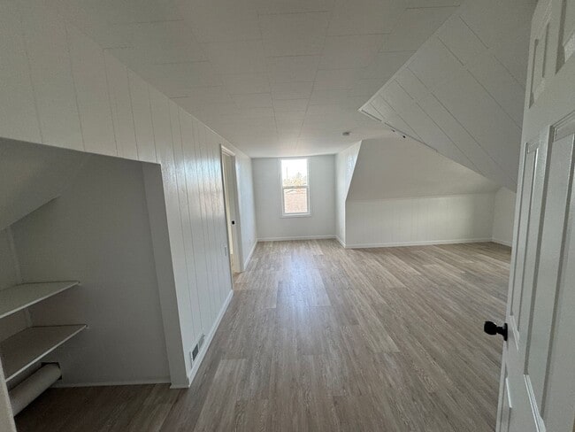 Building Photo - Large Home in Newport!