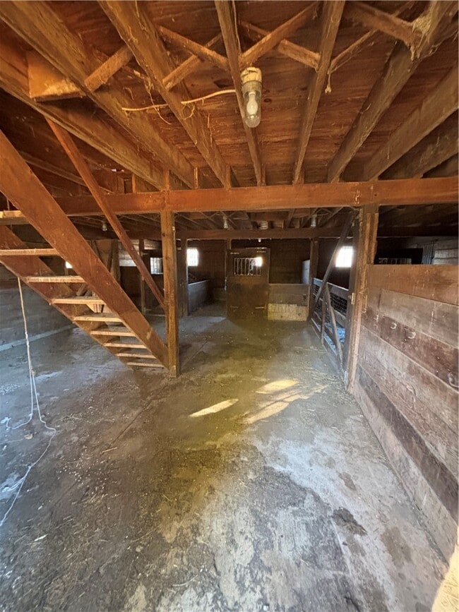 Building Photo - 930 W Bloomfield Rd