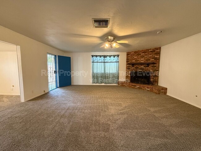 Building Photo - 2332 W Diana Ave