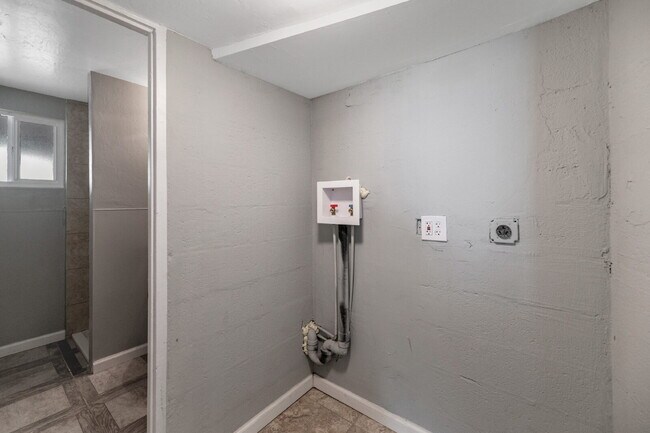 Building Photo - 2BR Unit with Private Backyard One Level
