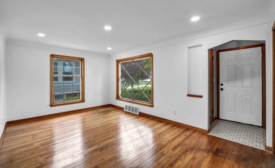 Building Photo - 3516 Park Dr