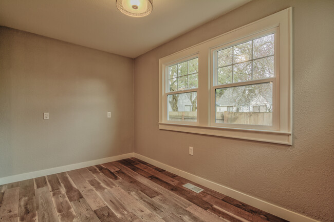 dining area - 153 NE Jefferson St