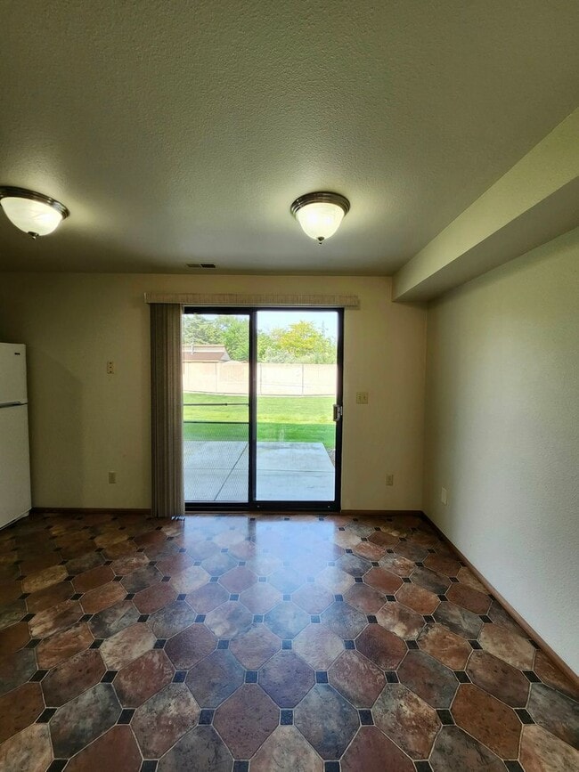 Building Photo - Spacious N. Richland Townhome- Includes Washer & Dryer!