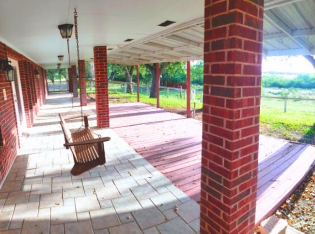 Building Photo - 112 Farm to Market 1042