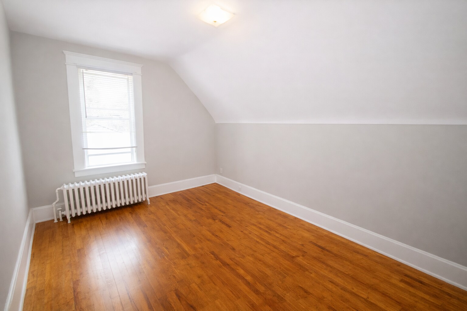 Building Photo - 322 Pierce St N