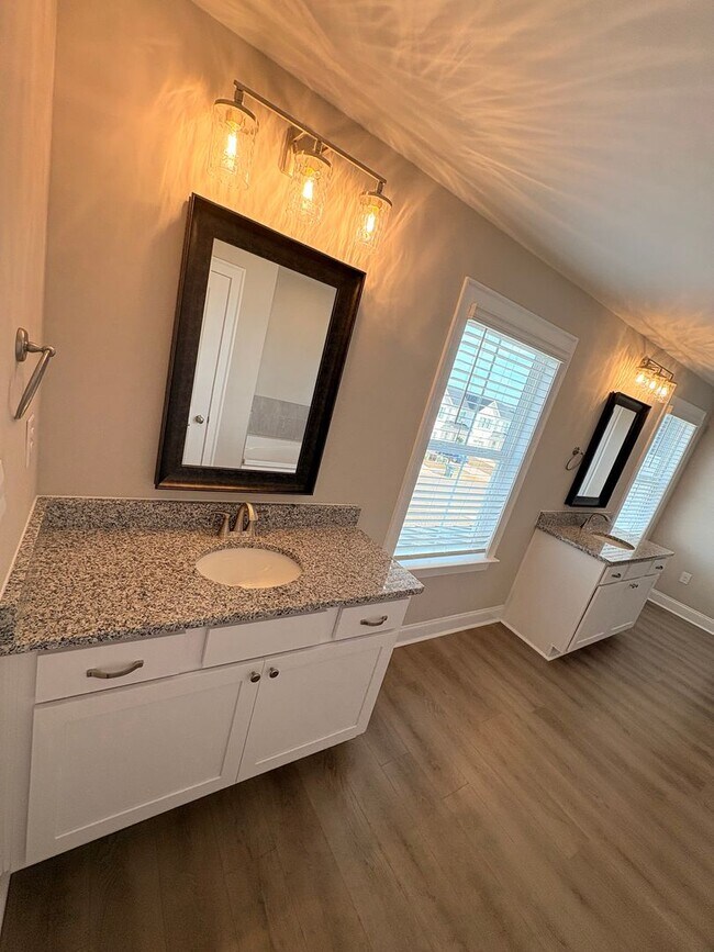 Building Photo - 102 Alva Ct