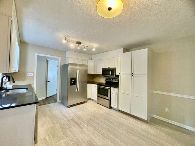 Building Photo - 3 Bed, 2 Bath Nest In Fayetteville