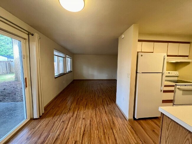 Building Photo - 3 BD Townhome