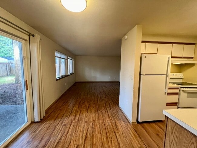 Building Photo - Move-In Special! Pet Friendly 3 BD Townhome