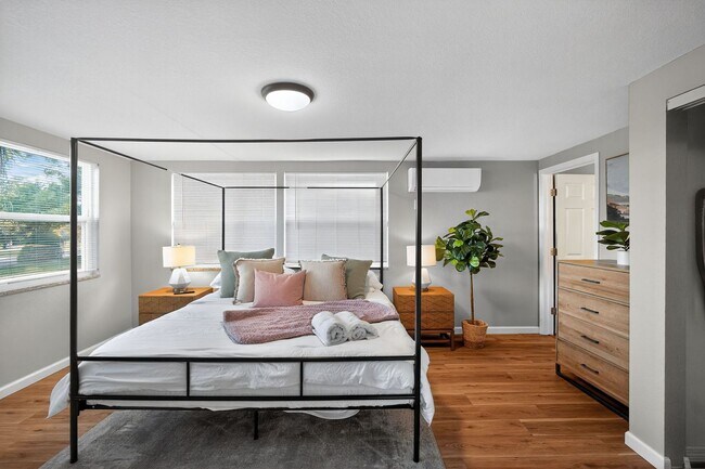 Building Photo - Discover lakeside living at its finest.