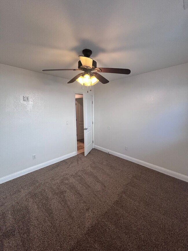 Building Photo - Now Available! 3 Bedroom Home in North West Visalia!