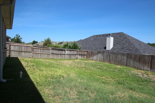 Building Photo - Beautifully updated 3 bedroom 2 bath home ...