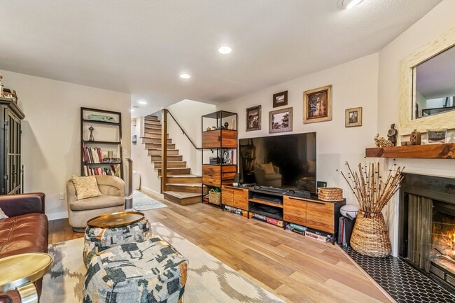 Building Photo - 2+ Bed 2.5 Bath East Madison Townhouse