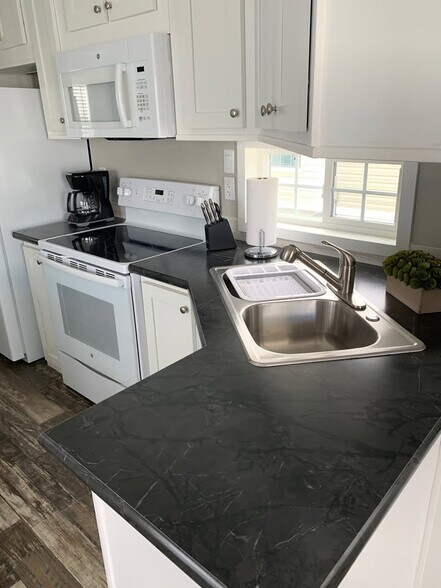 Building Photo - 2580 NE Indian River Dr