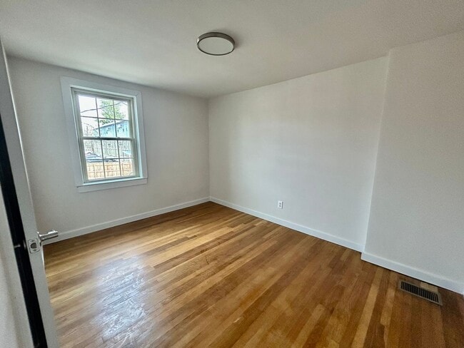 Building Photo - 2 Bedroom In Meadowthorpe !