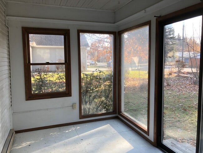 Building Photo - Adorable 3bed/1.5bath Home Close to School...
