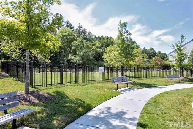 Building Photo - 3 Bedroom 2.5 Bathroom Townhome Home w/ Open Floorplan and a 2 car Garage in the heart of Morrisv...