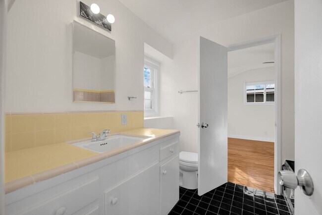 Building Photo - Desirable Fullerton Home 4 Bed 2 Bath w/ Pool & Jacuzzi