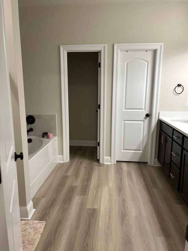Master bathroom - 7157 Kenilworth Crossing Ave