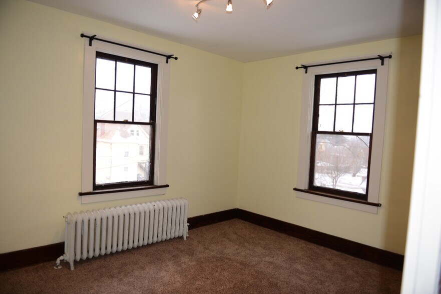 Building Photo - 9 Dinsmore Ave