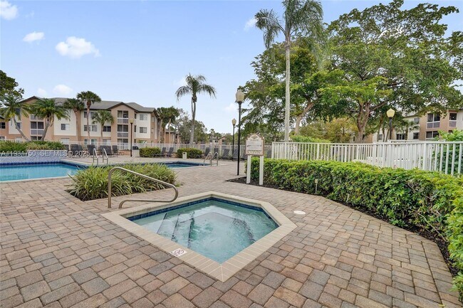 Building Photo - 9833 Westview Dr