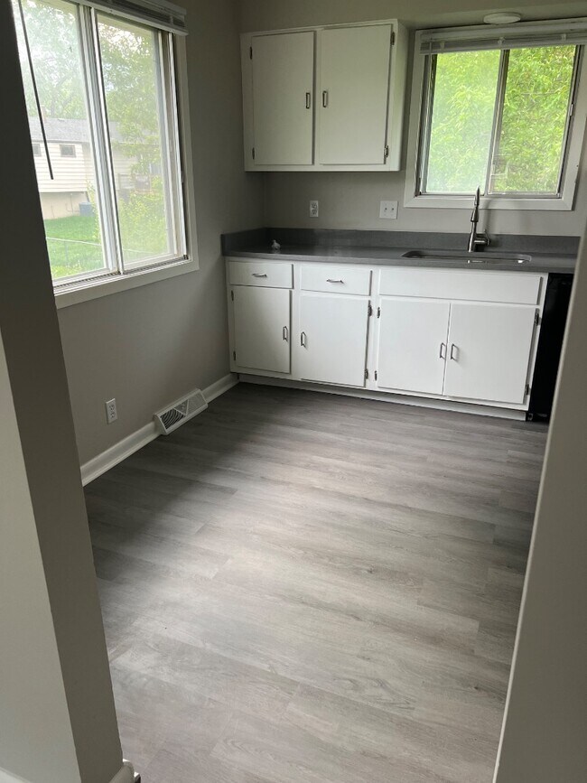 Building Photo - 11226 Roxbury Dr