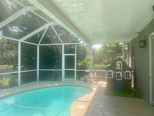 Building Photo - 5 BEDROOM HOUSE WITH PRIVATE POOL AND LAKE...