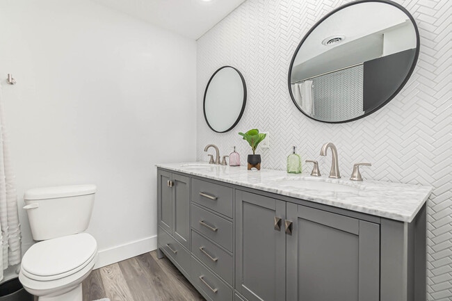 Building Photo - 320 Jamaica Dr