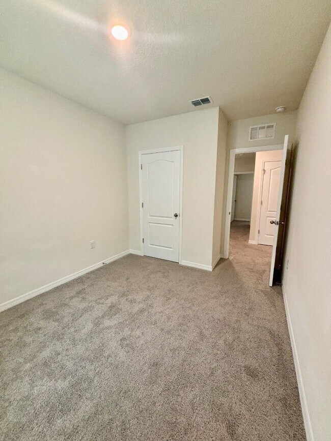 Building Photo - 2915 Canary Ave