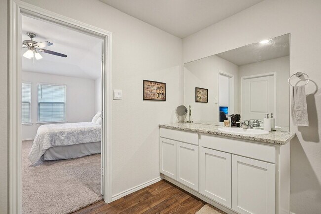 Building Photo - "Rent to Own this Charming 3-Bed Oasis with 18 month lease!*"