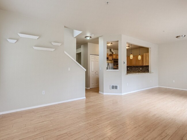 Building Photo - Beautiful 3 Bed 3 Bath Kirkland Townhome @...