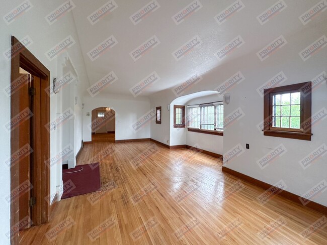 Building Photo - 3 bedroom, 2 bath single-family home