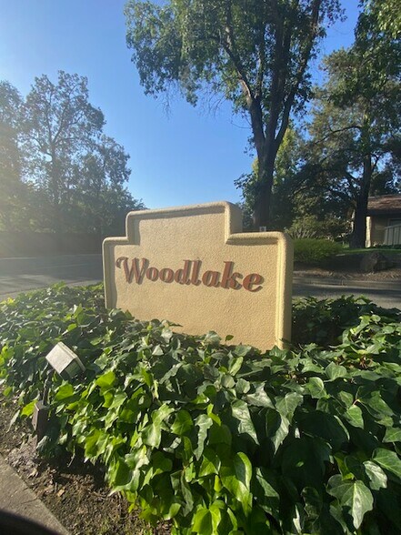 Building Photo - 1801 Woodlake Dr