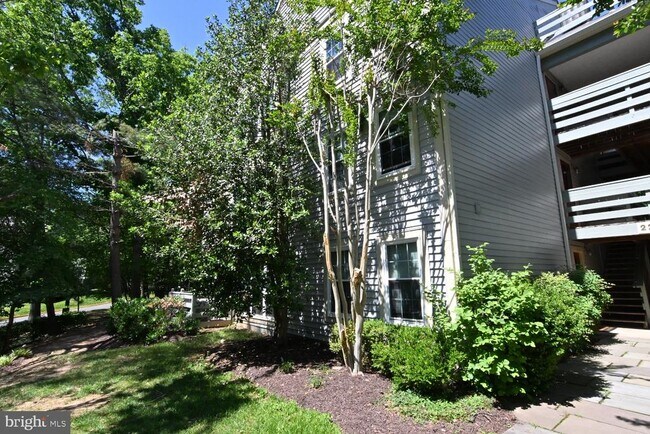 Building Photo - 2220 Springwood Dr