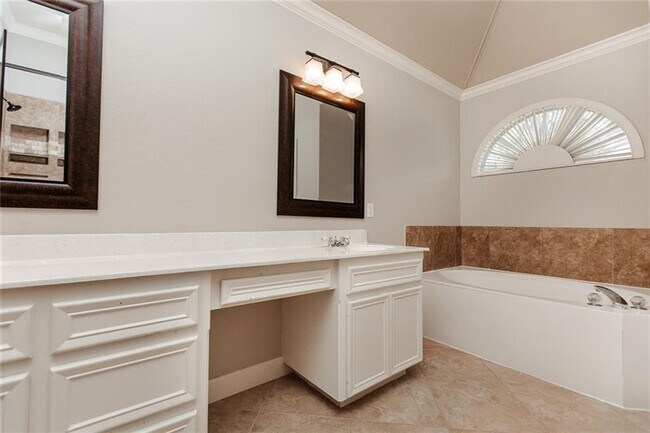 Building Photo - 17002 Hillside Dr
