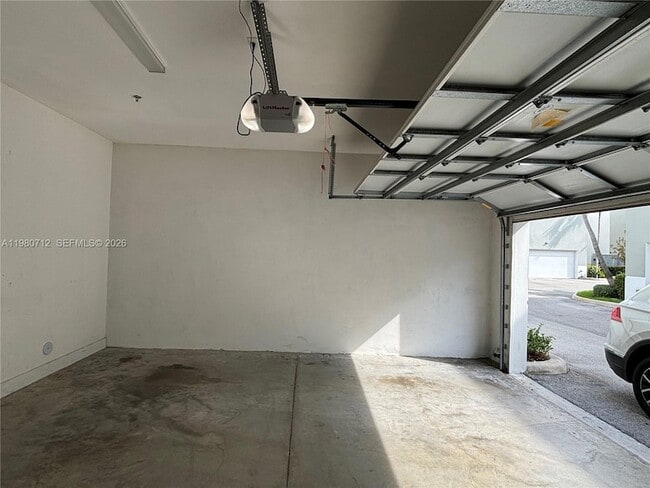 Building Photo - 440 NE 35th Ct