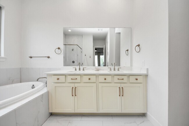 Building Photo - 2995 Tantara Dr