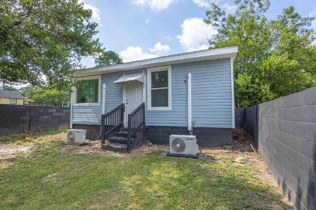 Building Photo - Sweet Cottage, minutes away from the University and Hospitals!