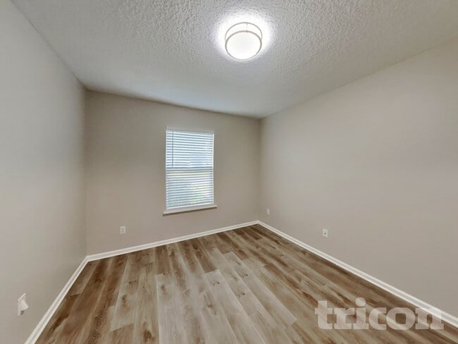 Building Photo - 757 Martin Lakes Dr E