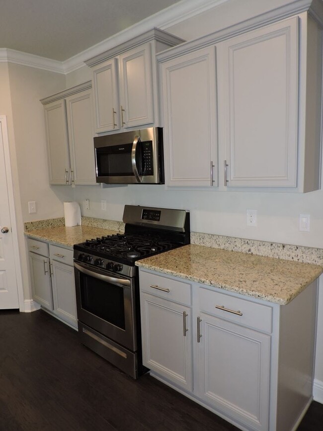 Building Photo - Beautiful home in gated community!