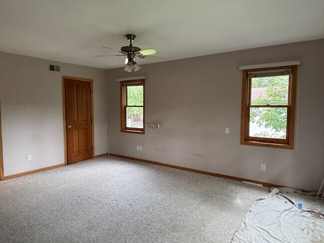 Building Photo - Spacious 4 BR/4 BA Single-Family Home in a...