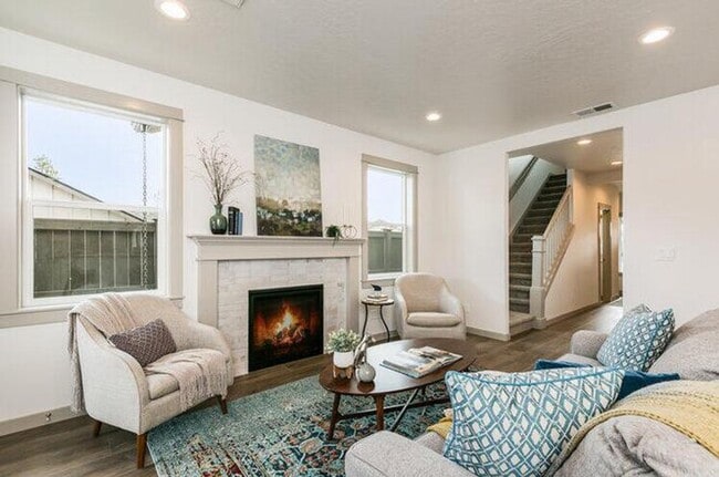 Building Photo - Beautiful 3-Bedroom, 2-Bath Home in La Pin...