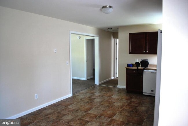 Building Photo - 306 Oakwood Ave