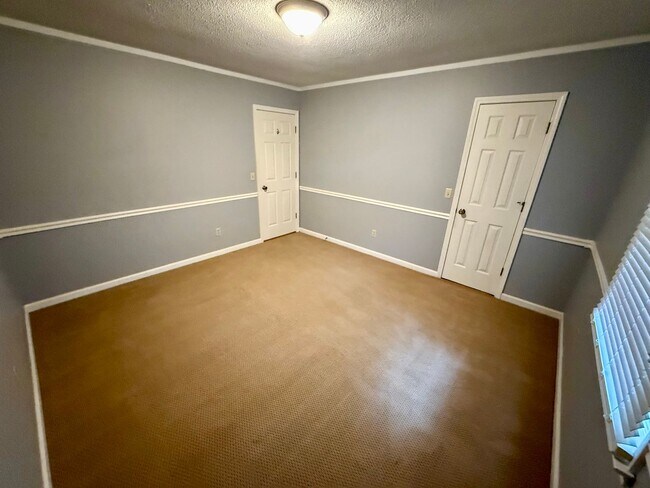 Building Photo - 4 Bedroom Brick Home in Alice Drive Area!